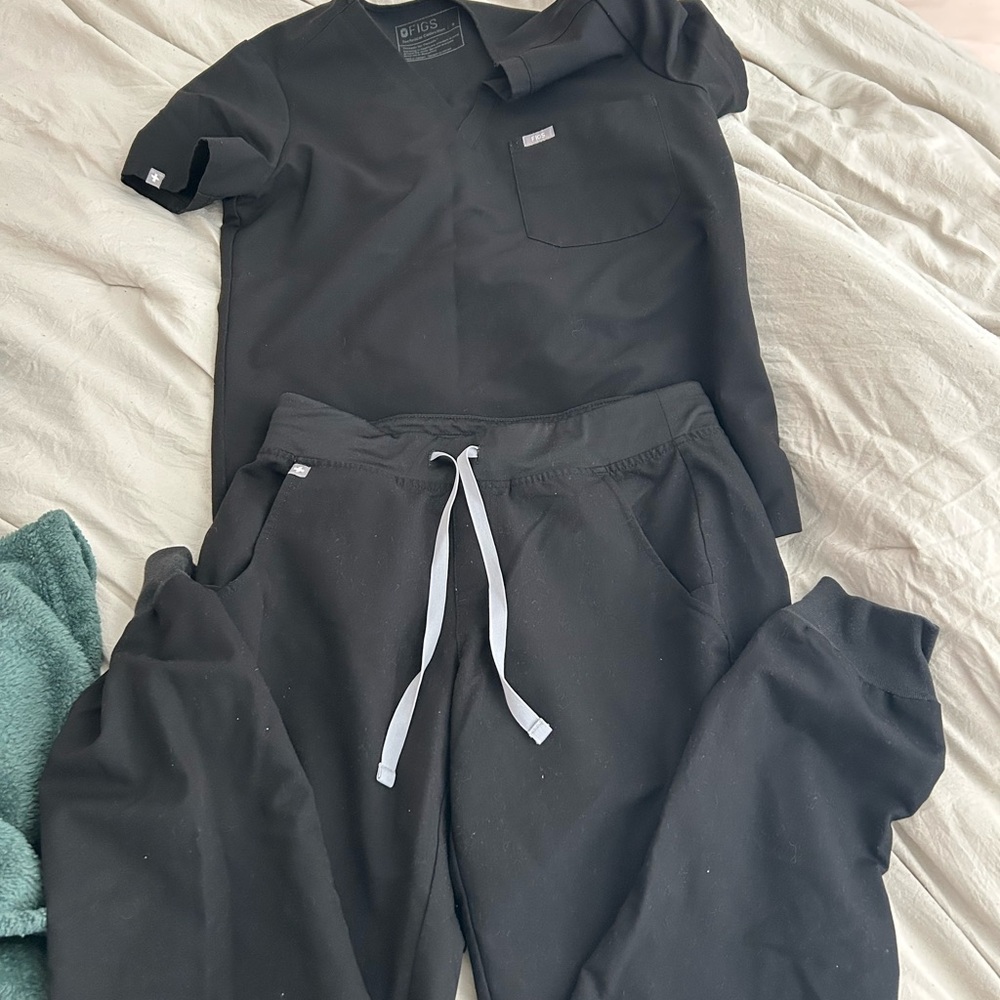 Figs Black jogger scrub pants with one pocket shirt
